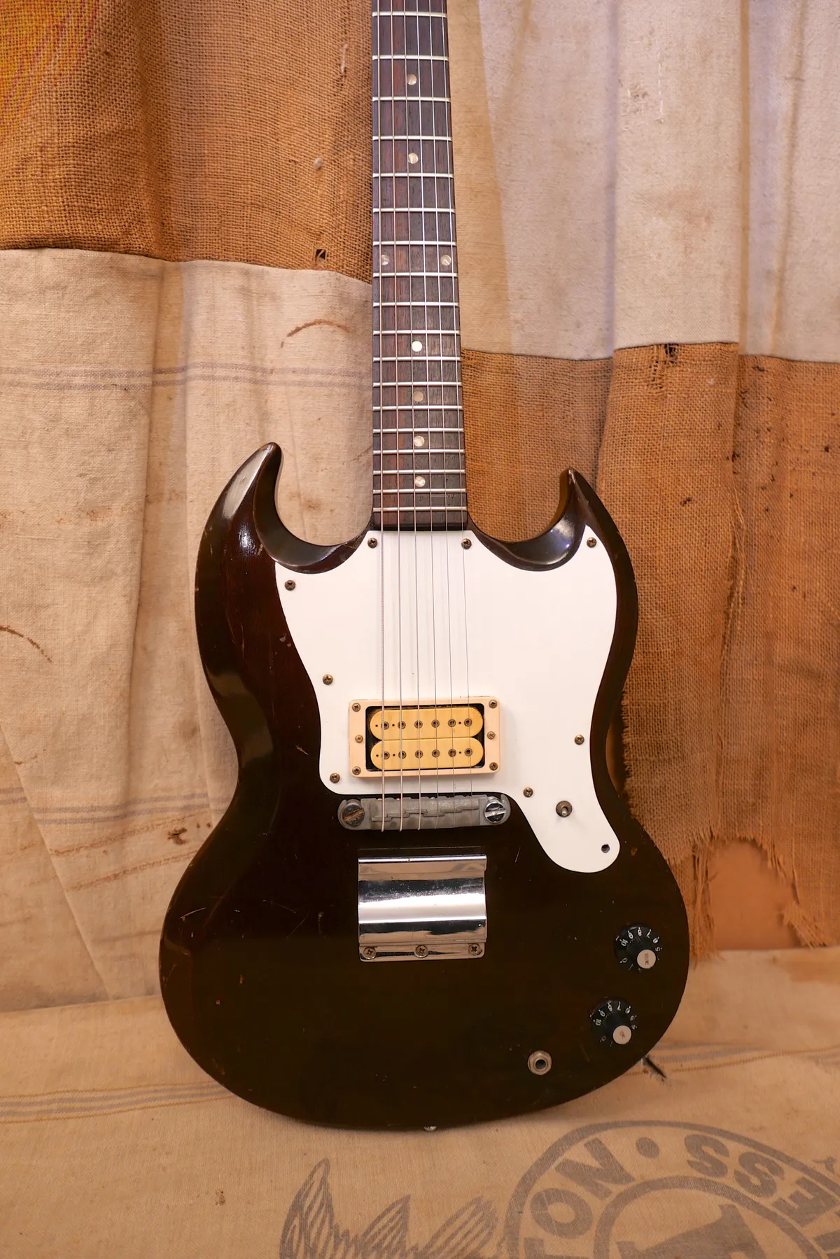 1969 Gibson SG Melody Maker Walnut > Guitars Electric Solid