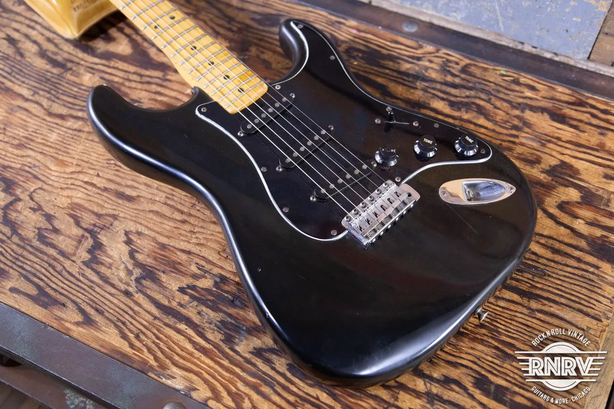 Fender Stratocaster with Maple Fretboard 1979 - Black - Gbase
