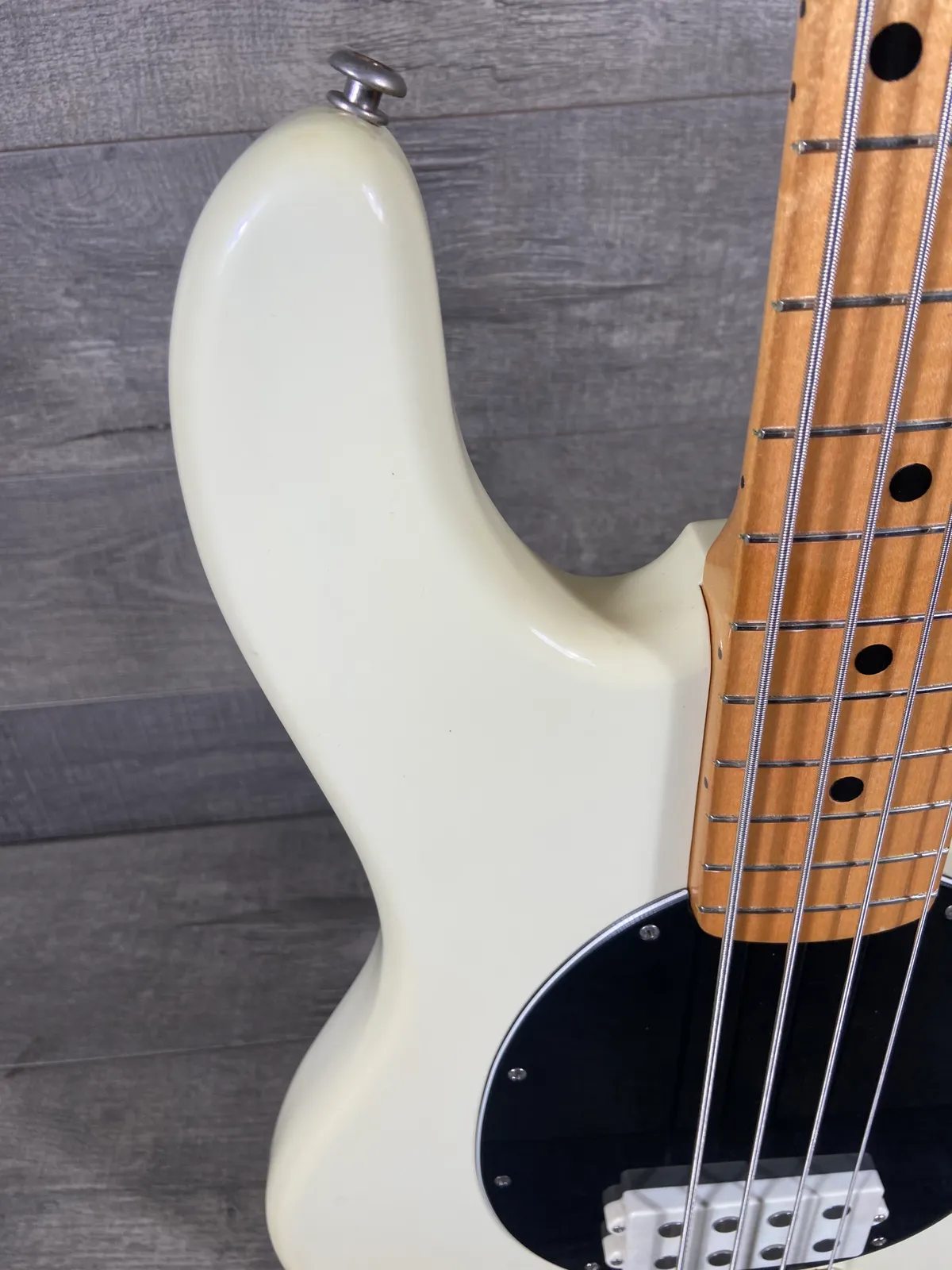 【希少】TBモデル　Music Man StingRay 　ヴィンテージホワイト MUSIC MAN Sting Ray 1981年製 “Pre Ernie” ~Vintage White