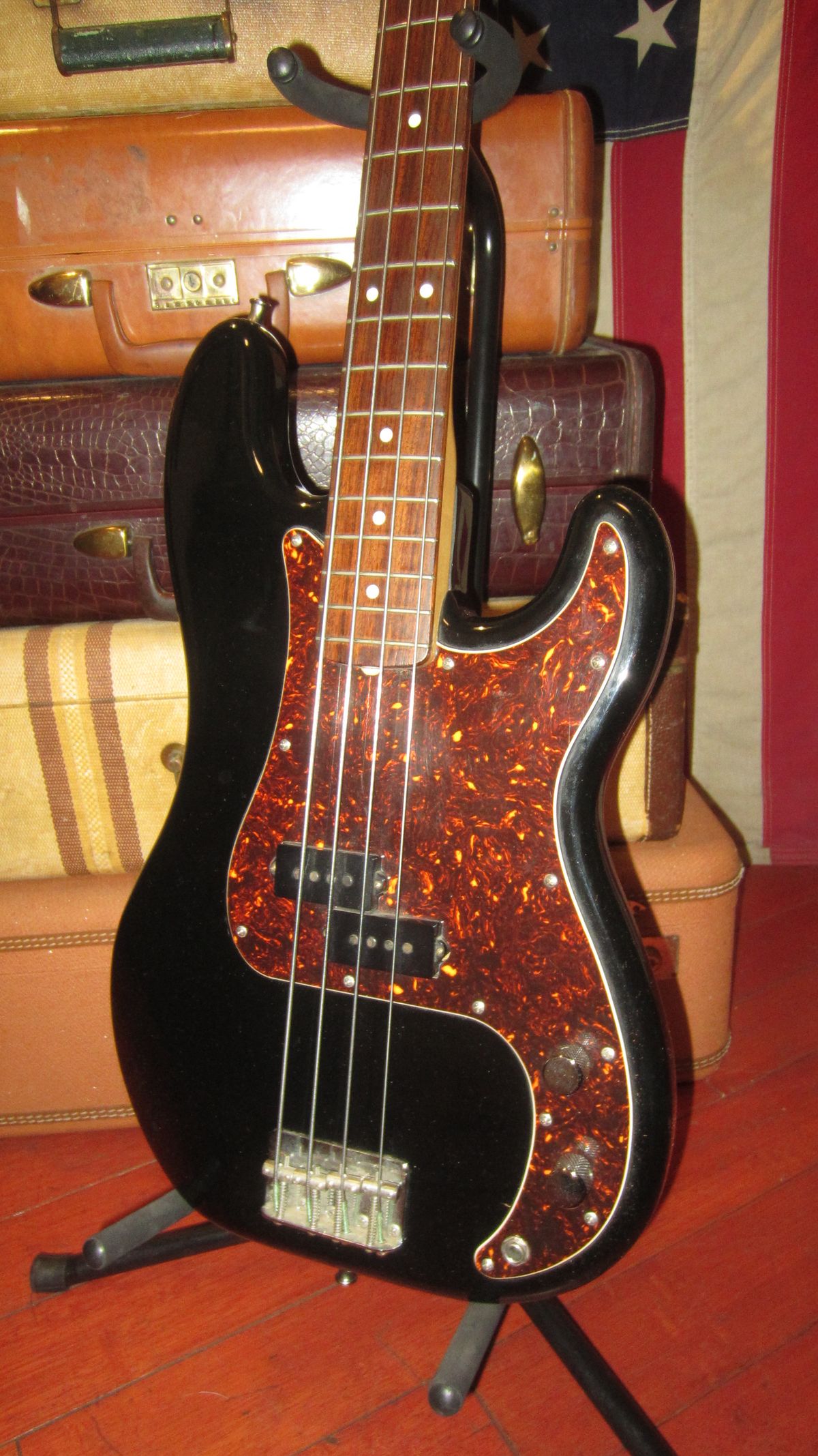 1983 Fender Squier Precision Bass Black - Gbase