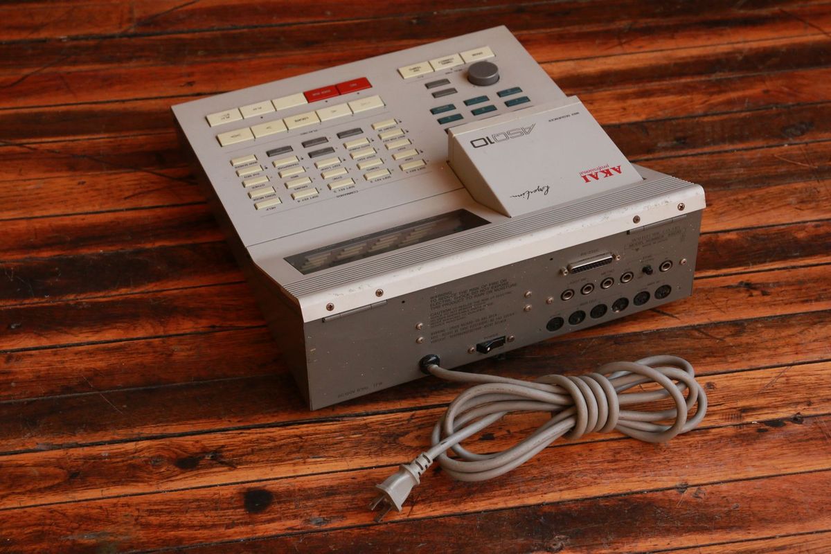 1990 Akai ASQ 10 Sequencer White > Keyboards | Rock n Roll