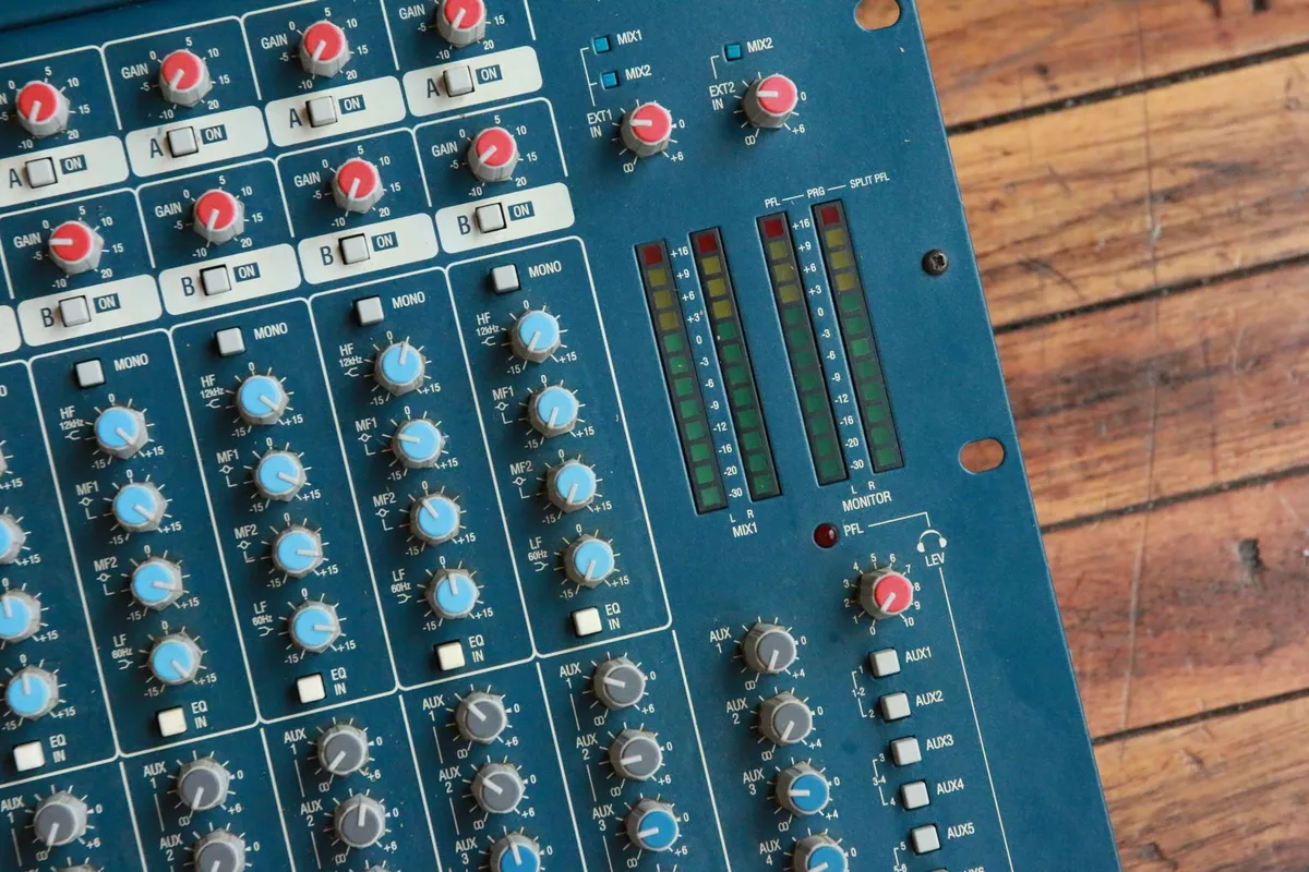 Allen & Heath MixWizard WZ 20S Dual Stereo Mixer 1999 - 2004