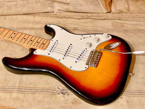 2001 Fender Standard Stratocaster MIM Sunburst - Gbase