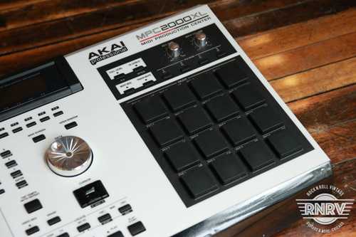 Akai MPC2000XL MIDI Production Center 2000 - 2005 - White