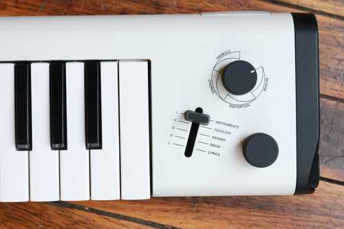 2017 Yamaha Vocaloid Keyboard/Keytar VKB-100 Black & White